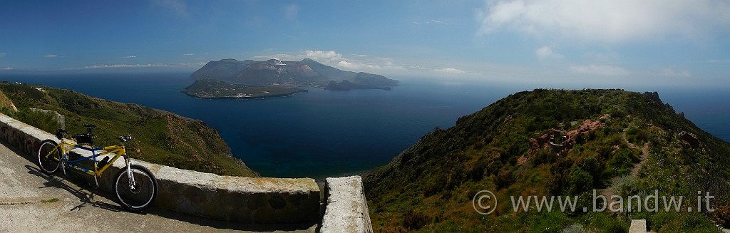 DSCN8700.JPG - Panorama nei pressi di Monte Falcone (dall'osservatorio vulcanologico dell'I.N.G.V), sullo sfondo l'isola di Vulcano